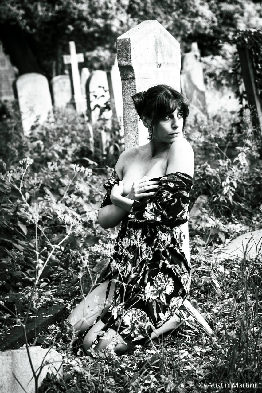 Graveyard Girls - Hardback Book